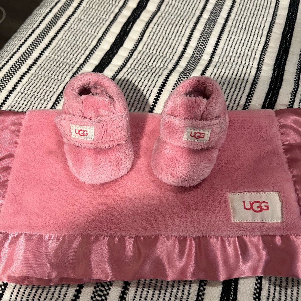 Pink Ugg baby booties and blankie Snuggie duo size 0/1